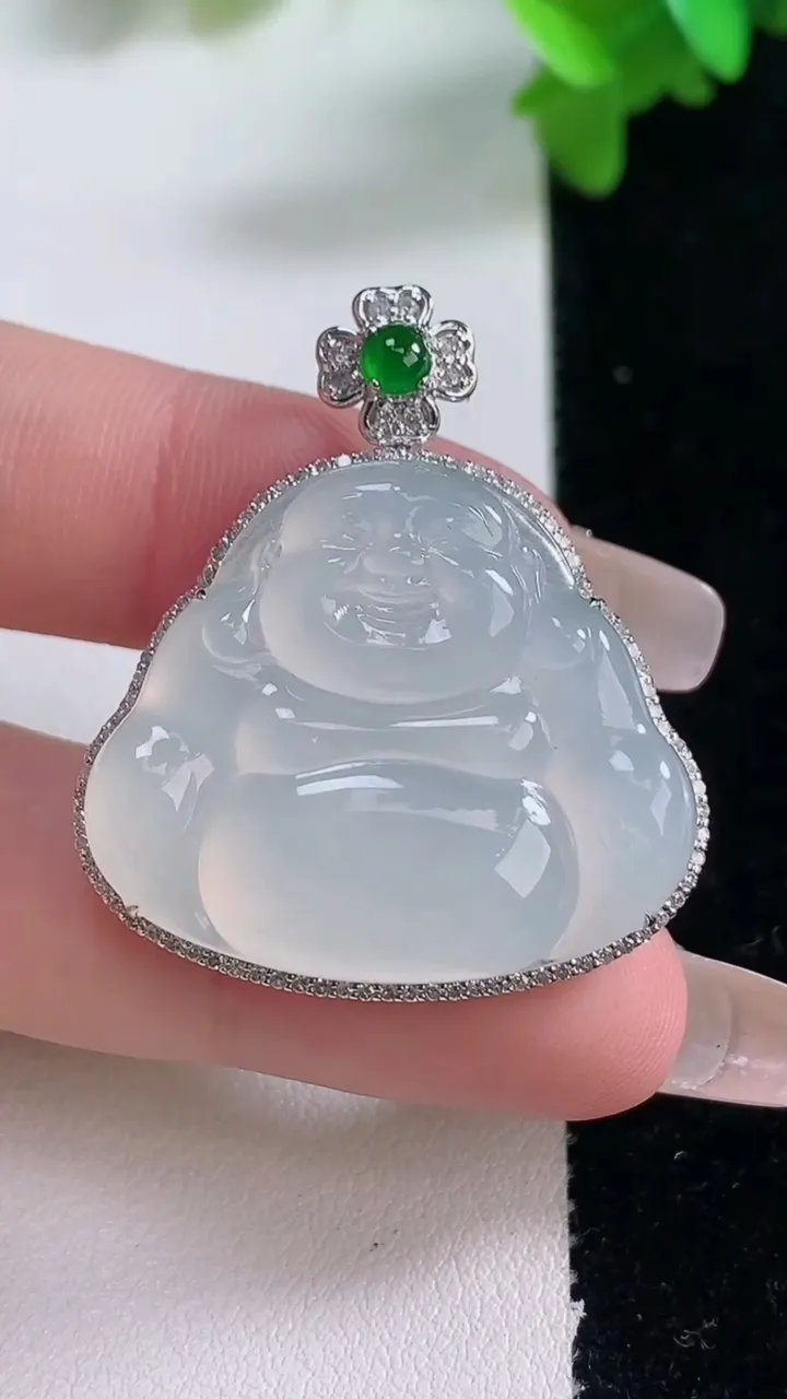 天然A货翡翠种白冰佛公吊坠，尺寸36.3-32.2-8.7，裸石25.4-29.8重量:9.56g
