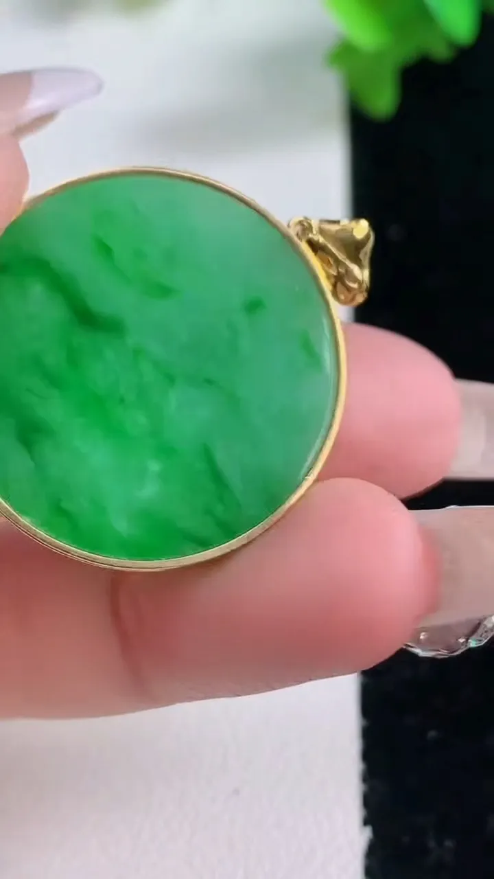 天然A货翡翠无事牌吊坠，尺寸27.5-2.5，重量:5.98g
1月4日