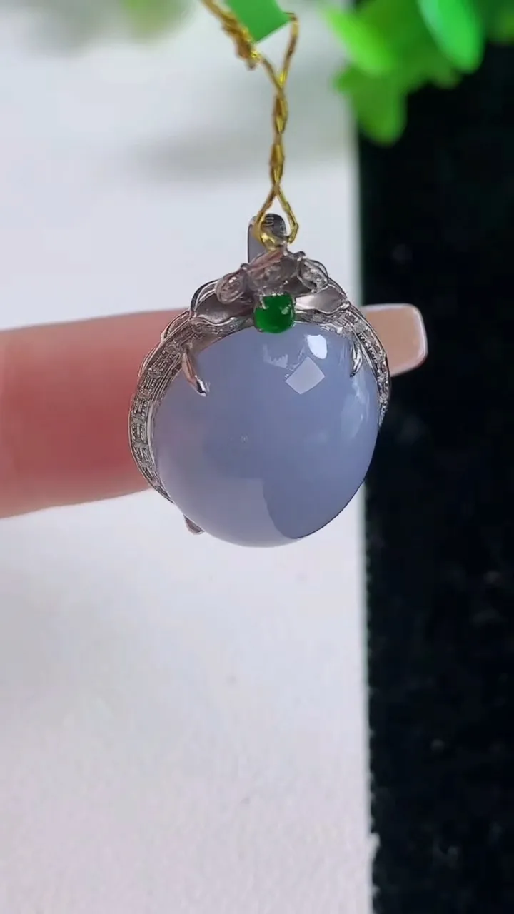 天然A货翡翠18K金紫罗兰蛋面吊坠，尺寸26-17-10.2，裸石17.7-14.6重量:5.00g
1月4日