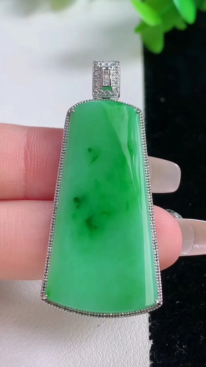 天然A货翡翠无事牌吊坠，尺寸48.8-22-3，裸石39.4-21.2重量:7.22g
1月4日