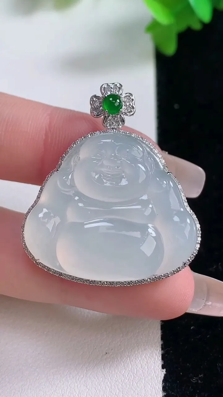 天然A货翡翠种白冰佛公吊坠，尺寸36.3-32.2-8.7，裸石25.4-29.8重量:9.56g
1月4日