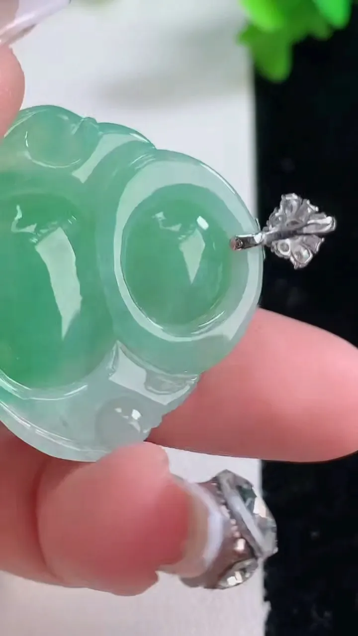 天然A货翡翠佛公吊坠，尺寸29.4-32.4-7.7，重量:11.16g
1月4日