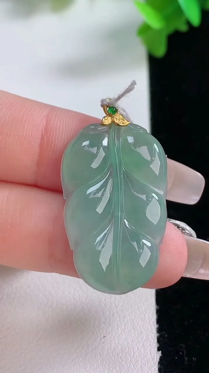 天然A货翡翠金枝玉叶 叶子吊坠，尺寸30-18.7-3.4，重量:4.35g
1月4日
