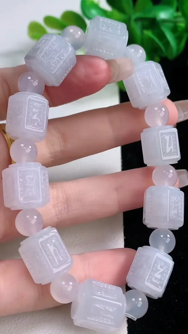 天然A货翡翠六字真言 路路通手串，尺寸12.8-11.7-10颗，重量:51.35g1月4日
工厂直销收藏佳品,种好水足，色泽均匀，有种有色，上手高大气！