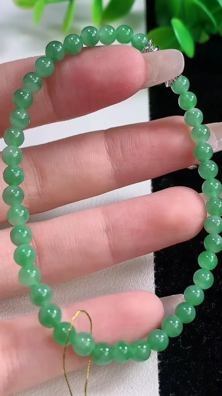 天然A货翡翠圆珠手串，尺寸4.2-41颗，重量:6.89g1月4日
工厂直销收藏佳品,种好水足，色泽均匀，有种有色，上手高大气！