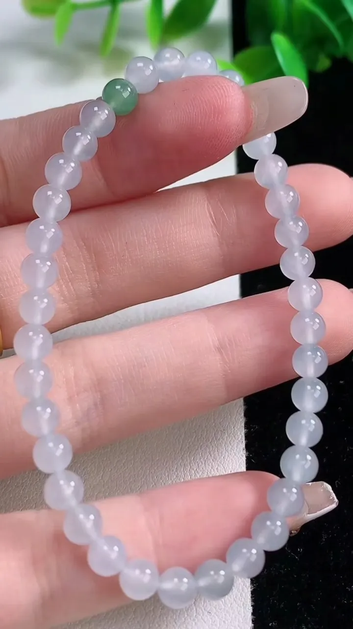 天然A货翡翠圆珠手串，尺寸4.8-37颗，重量:7.46g1月4日
工厂直销收藏佳品,种好水足，色泽均匀，有种有色，上手高大气！
