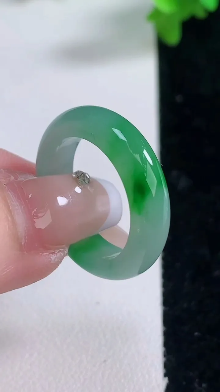 天然A货翡翠指环戒指，尺寸18.5-5.7-3.4，重量:4.36g2026年1月4日
工厂直销收藏