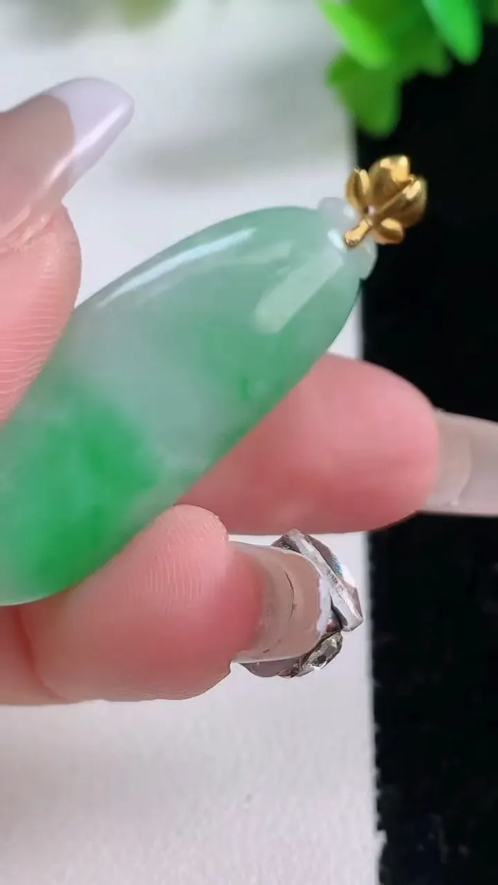 天然A货翡翠福瓜吊坠，尺寸38-14.6-6.2，重量:7.51g
1月4日