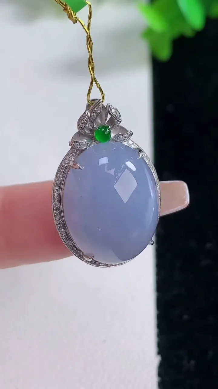 天然A货翡翠18K金紫罗兰蛋面吊坠，尺寸26-17-10.2，裸石17.7-14.6重量:5.00g
1月4日