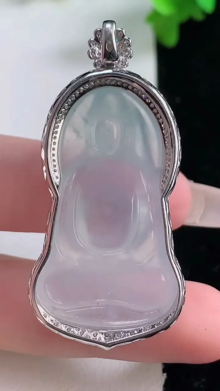 天然A货翡翠种白冰大势至菩萨吊坠，尺寸49.6-23-10.2裸石38-22.7重量:12.18g
1月4日