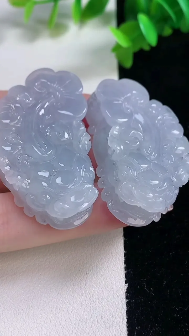 天然A货翡翠紫罗兰貔貅吊坠一对，尺寸46-25.4-11.4，重量:64.49g
1月4日