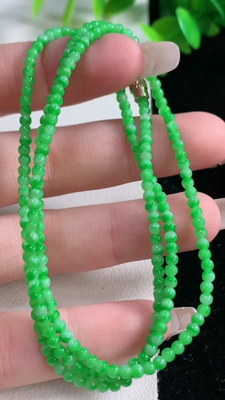 天然A货翡翠小米珠项链，尺寸2.5-232颗，重量:6.61g1月4日
工厂直销收藏佳品,种好水足，色泽均匀，有种有色，上手高大气！