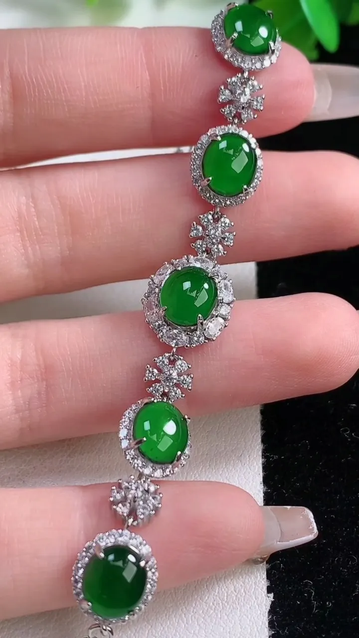 天然A货翡翠蛋面手链，尺寸7.8-5.4，重量:6.71g
1月4日