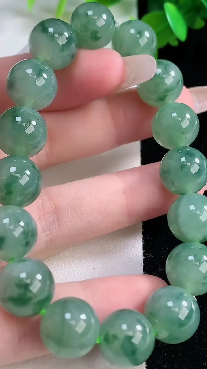 天然A货翡翠种飘花圆珠手串，尺寸11.7-16颗，重量:46.68g1月4日
工厂直销收藏佳品,种好水足，色泽均匀，有种有色，上手高大气！
