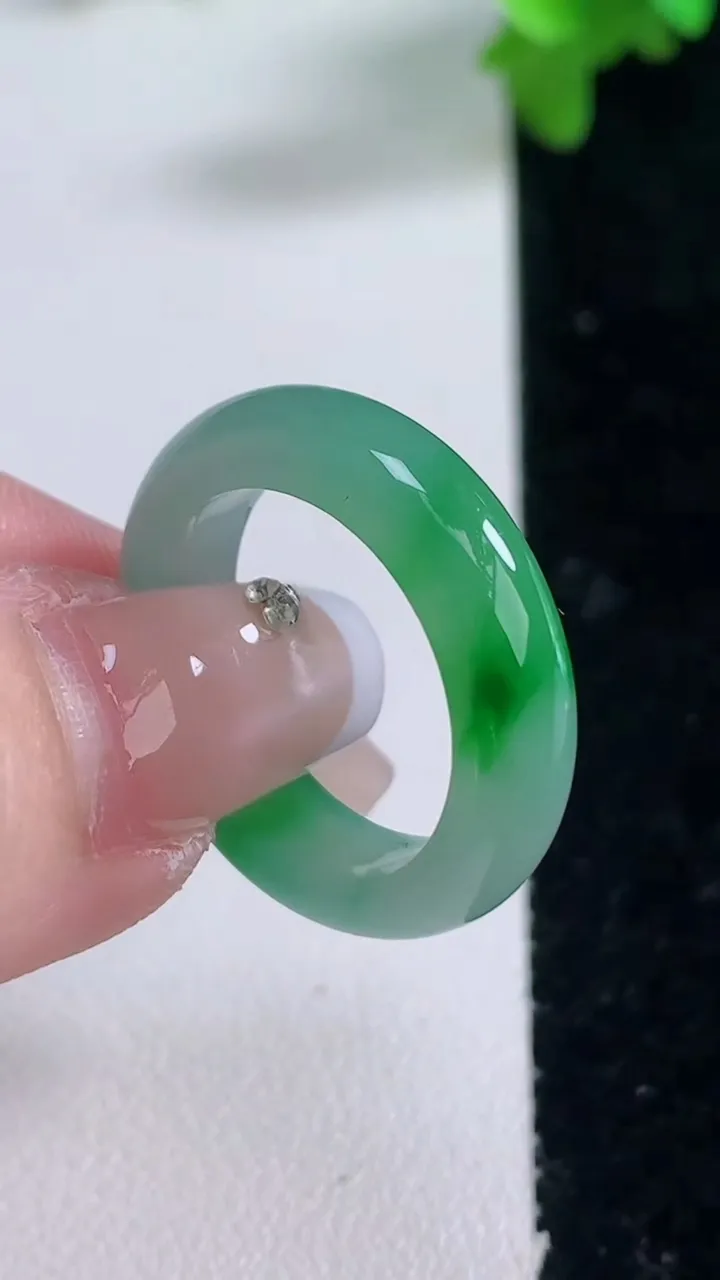 天然A货翡翠指环戒指，尺寸18.5-5.7-3.4，重量:4.36g2026年1月4日
工厂直销收藏佳品,种好水足，色泽均匀，有种有色，上手高大气！