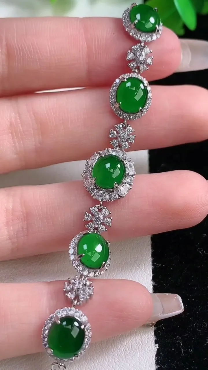 天然A货翡翠蛋面手链，尺寸7.8-5.4，重量:6.71g
1月4日