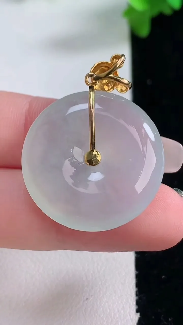 天然A货翡翠种白冰平安扣吊坠，尺寸26-5.6，重量:8.77g
1月4日