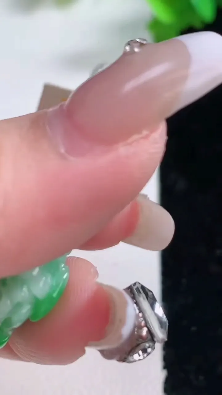 天然A货翡翠白菜吊坠，尺寸48-28-10，重量:23.14g
1月4日