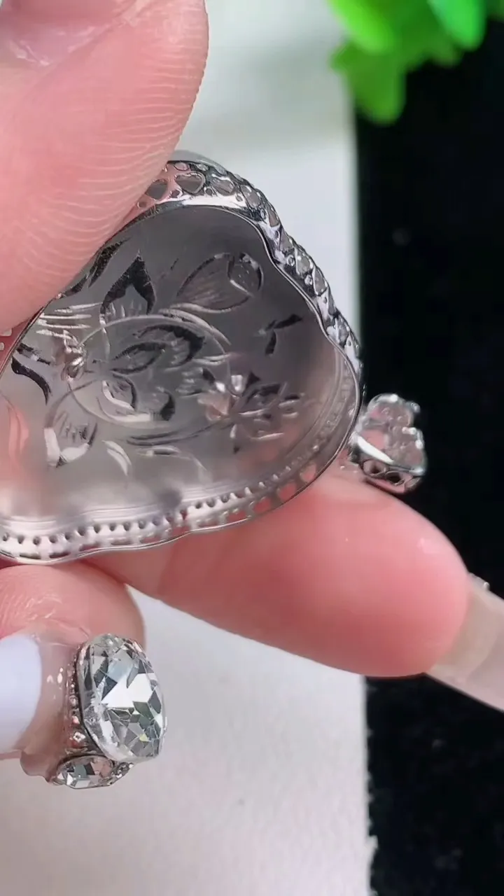 天然A货翡翠种白冰佛公吊坠，尺寸36.3-32.2-8.7，裸石25.4-29.8重量:9.56g
1月4日