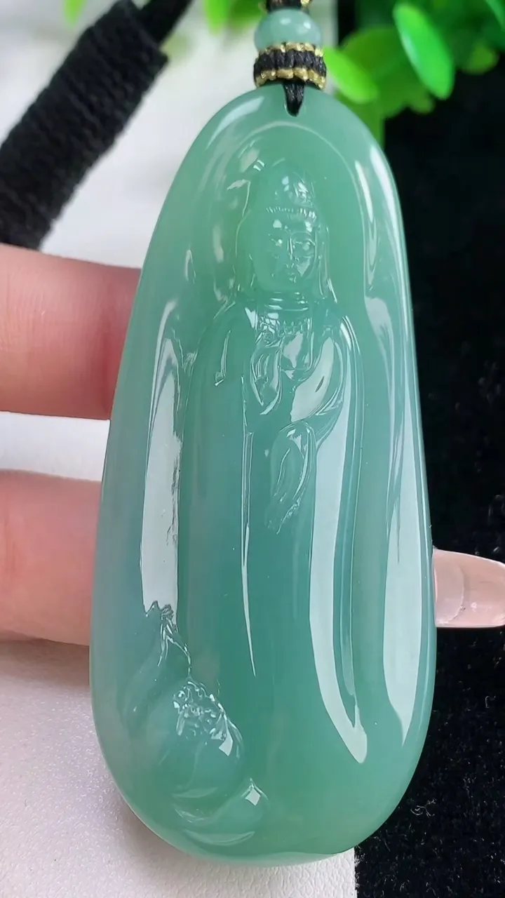 天然A货翡翠观音菩萨吊坠，尺寸71.5-31.2-10.3，重量:49.56g
1月4日