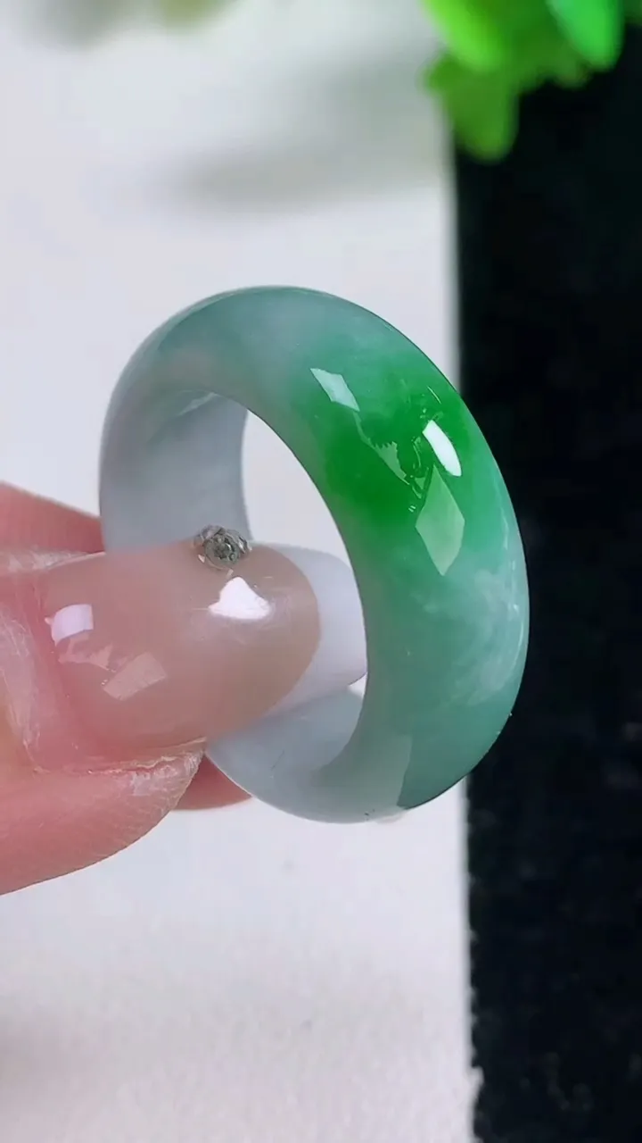 天然A货翡翠指环戒指，尺寸19.5-7.9-3.6，重量:6.96g2026年1月4日
工厂直销收藏