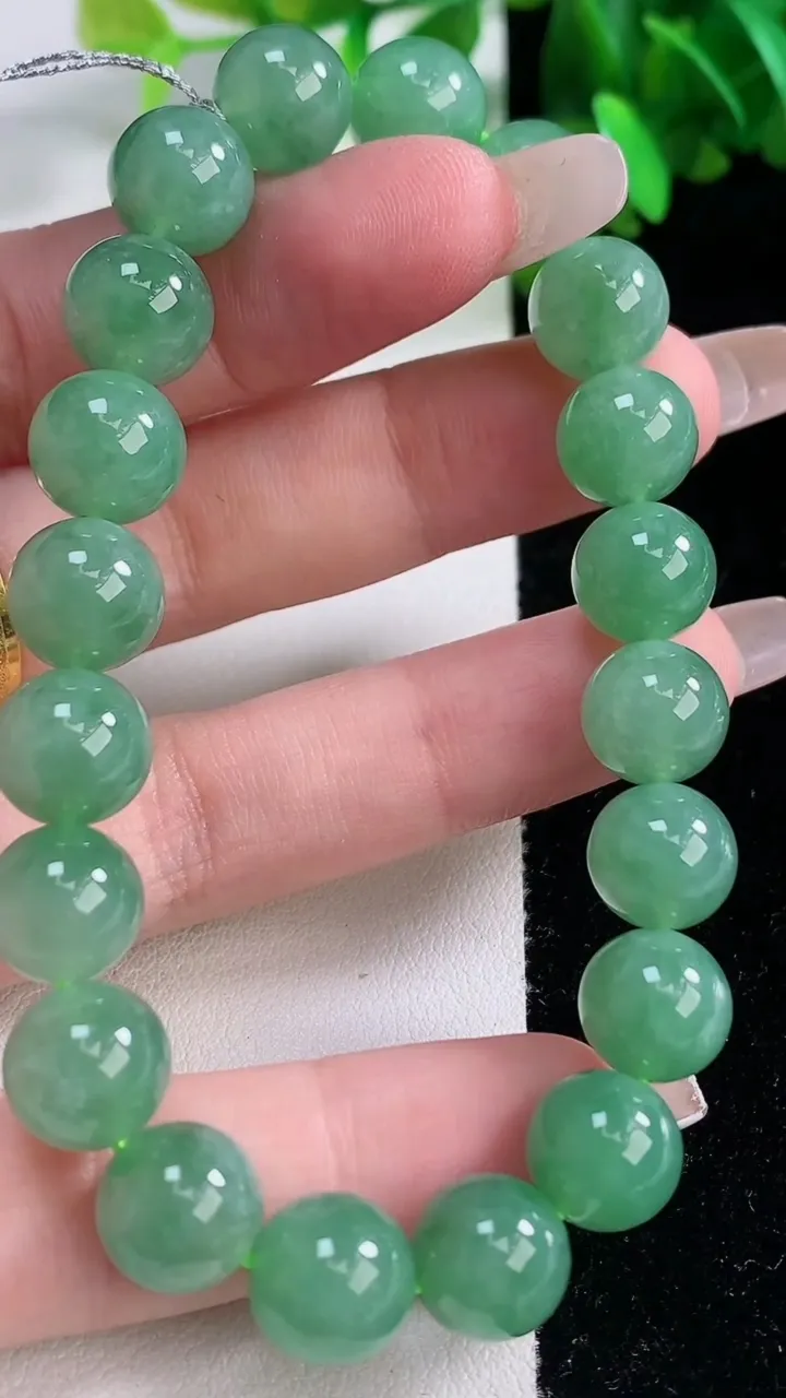 天然A货翡翠圆珠手串，尺寸10-20颗，重量:34.24g1月4日
工厂直销收藏佳品,种好水足，色泽均匀，有种有色，上手高大气！