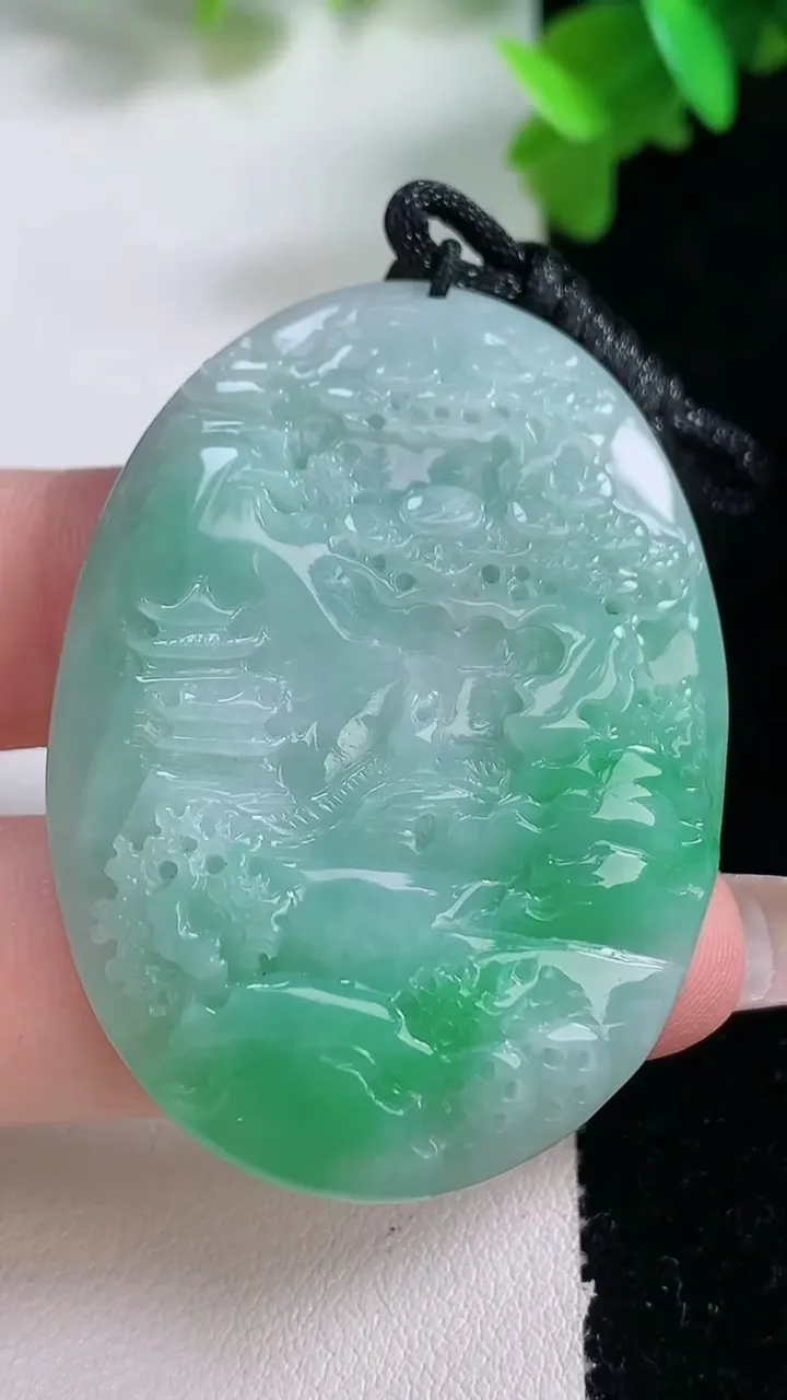 天然A货翡翠山水牌吊坠，尺寸48.6-35-5.6，重量:19.73g
1月4日