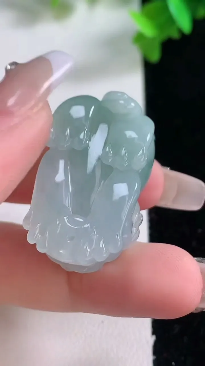 天然A货翡翠冰种飘花貔貅吊坠，尺寸33.2-19.4-12.2，重量:17.96g
1月4日