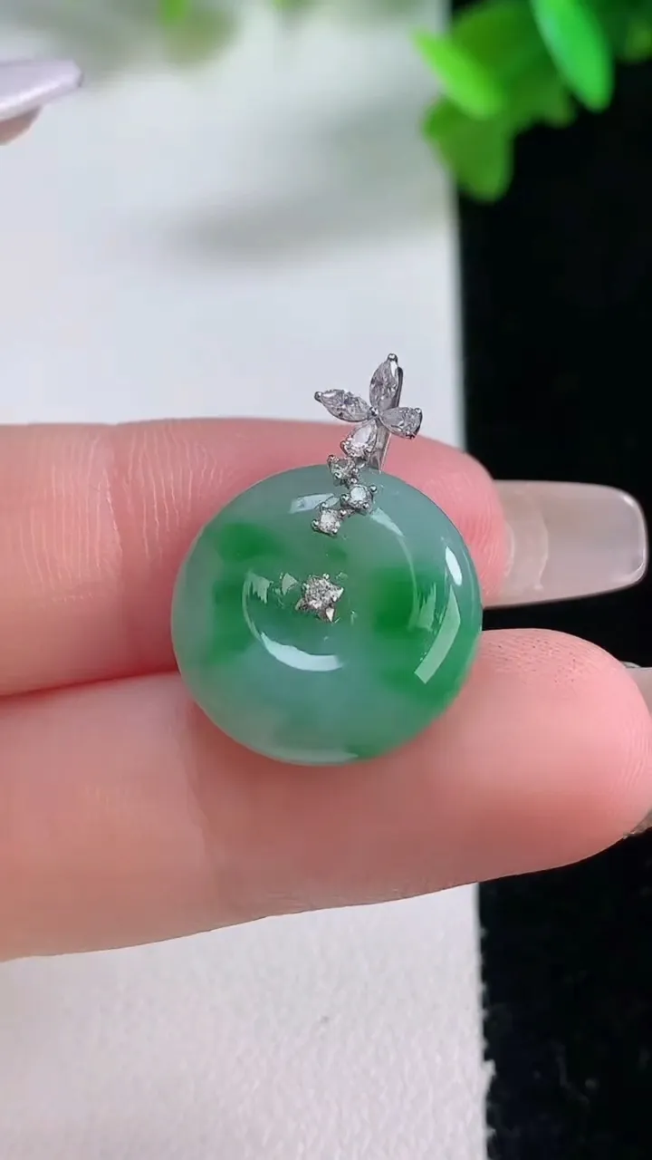 天然A货翡翠平安扣吊坠，尺寸16.7-6，重量:4.62g
1月4日