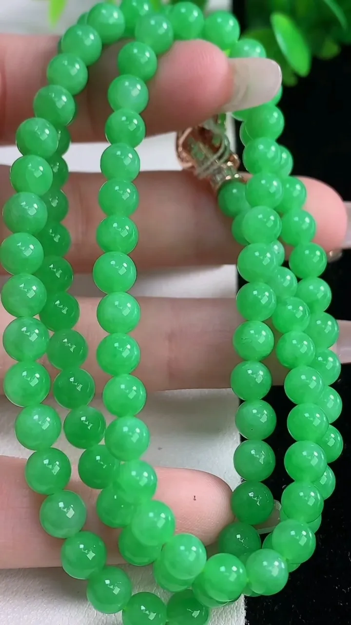 天然A货翡翠圆珠项链，尺寸6-102颗，重量:33.28g1月4日
工厂直销收藏佳品,种好水足，色泽均匀，有种有色，上手高大气！