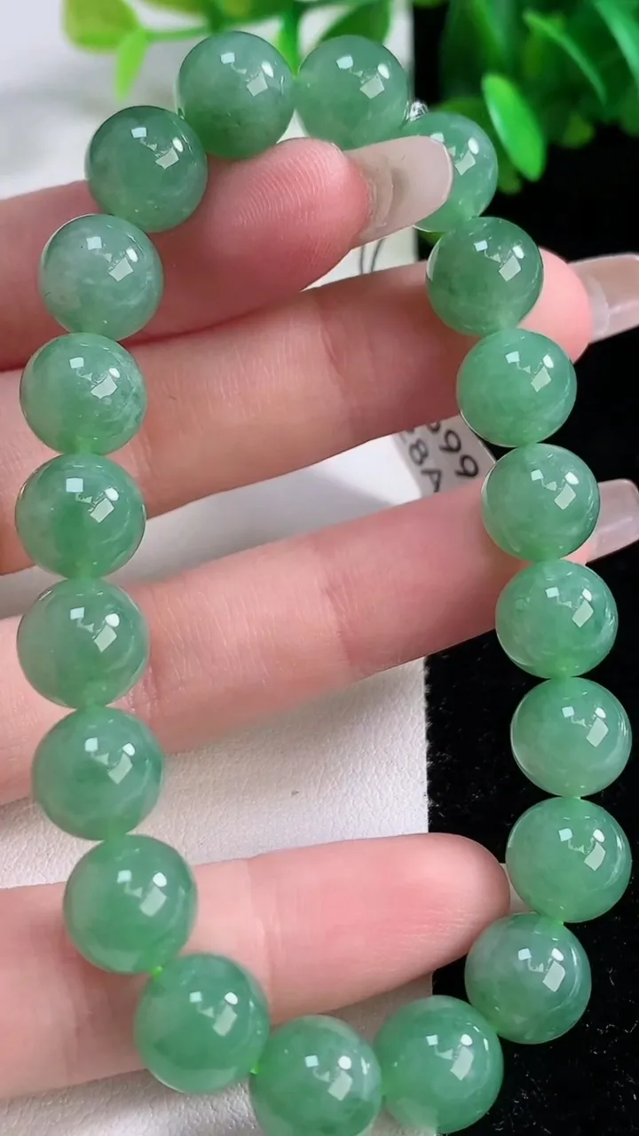 天然A货翡翠圆珠手串，尺寸10-20颗，重量:34.24g1月4日
工厂直销收藏佳品,种好水足，色泽均匀，有种有色，上手高大气！
