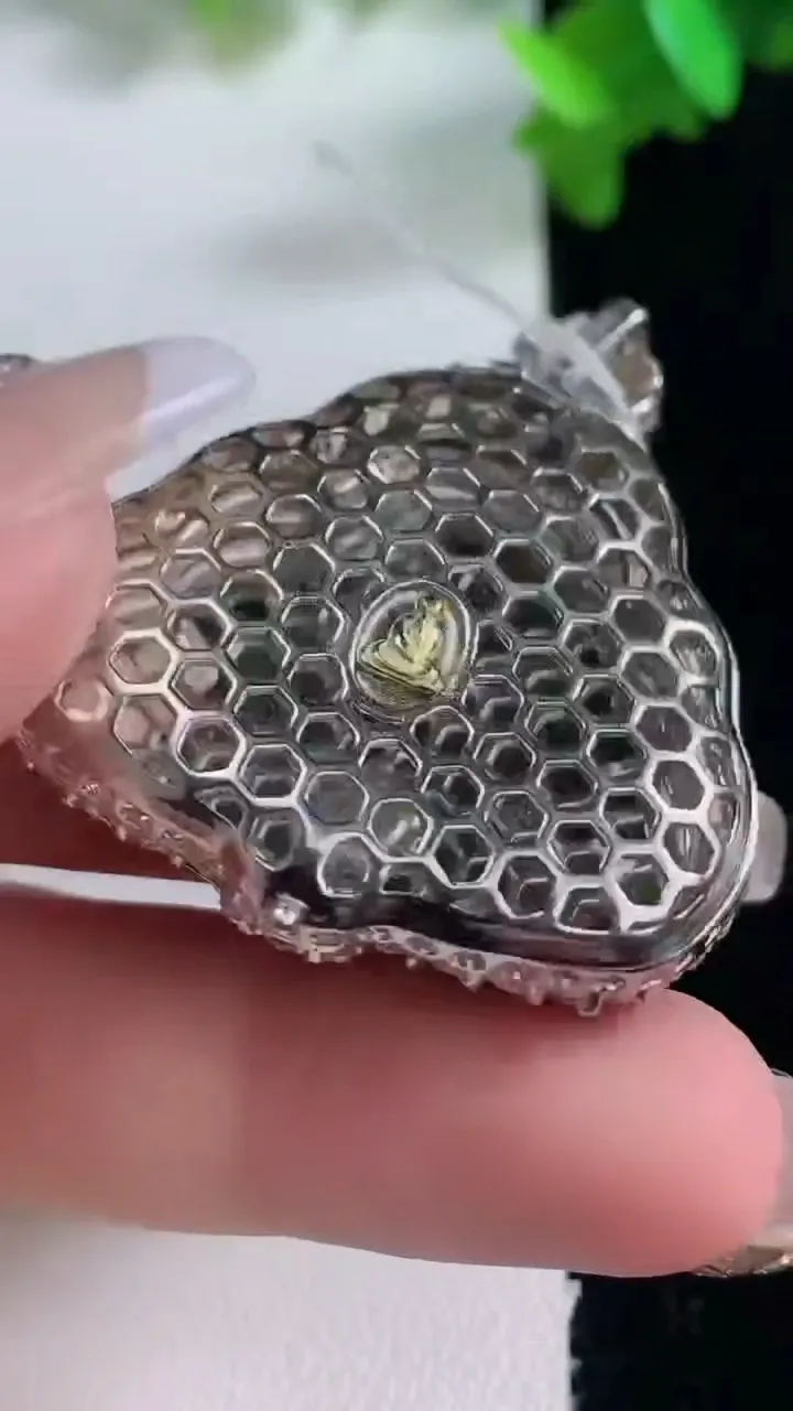 天然A货翡翠佛公吊坠，尺寸44-37-12.7，裸石27.5-34.8重量:13.61g
1月4日