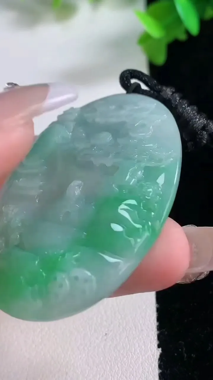 天然A货翡翠山水牌吊坠，尺寸48.6-35-5.6，重量:19.73g
1月4日