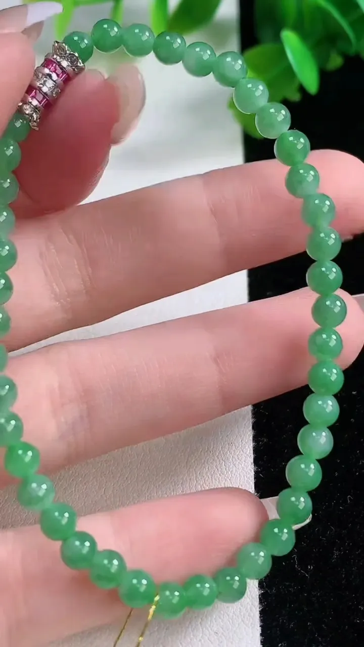天然A货翡翠圆珠手串，尺寸4.2-41颗，重量:6.89g1月4日
工厂直销收藏佳品,种好水足，色泽均匀，有种有色，上手高大气！