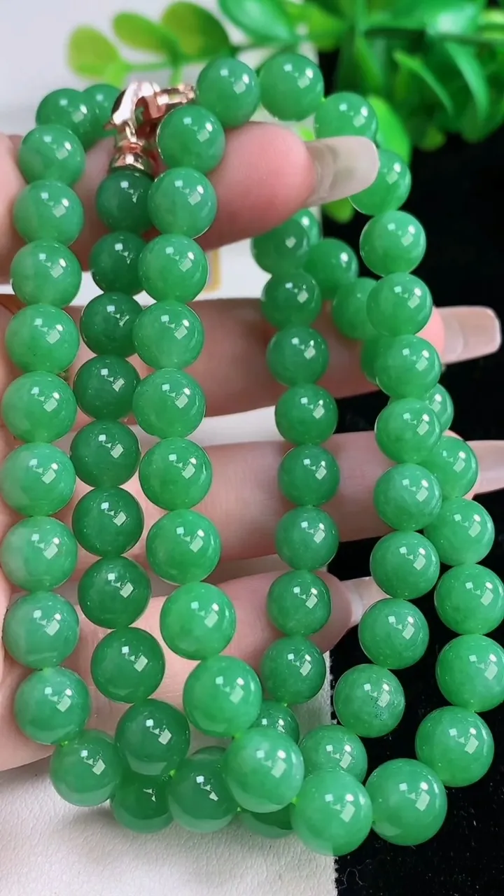 天然A货翡翠圆珠项链，尺寸8.6-53颗，重量:65.43g1月4日
工厂直销收藏佳品,种好水足，色泽均匀，有种有色，上手高大气！