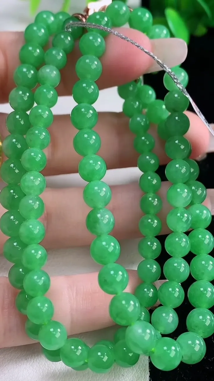 天然A货翡翠圆珠项链，尺寸6-95颗，重量:35.43g1月4日
工厂直销收藏佳品,种好水足，色泽均匀，有种有色，上手高大气！