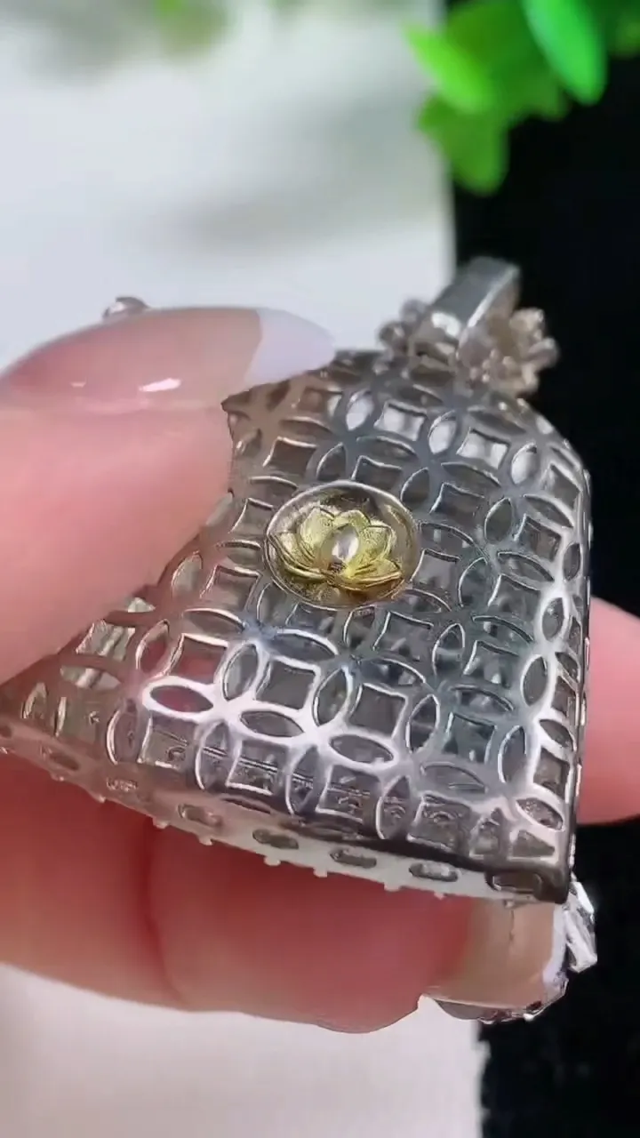 天然A货翡翠凤凰吊坠，尺寸42-28-10.2，裸石23.5-25.2重量:12.16g
1月4日