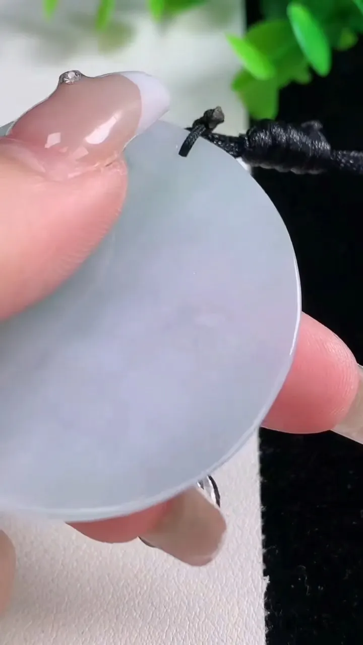 天然A货翡翠生肖马吊坠，尺寸49.2-24.3-4.7，重量:22.85g
1月4日