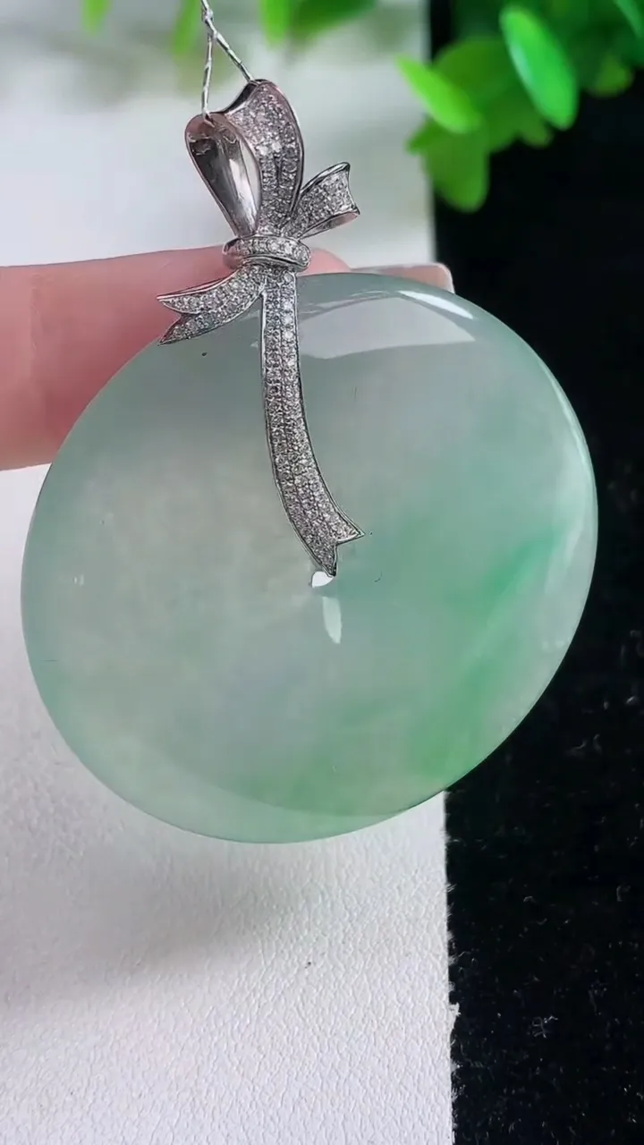 天然A货翡翠平安扣吊坠，尺寸42.3-6.5，重量:26.92g
1月4日