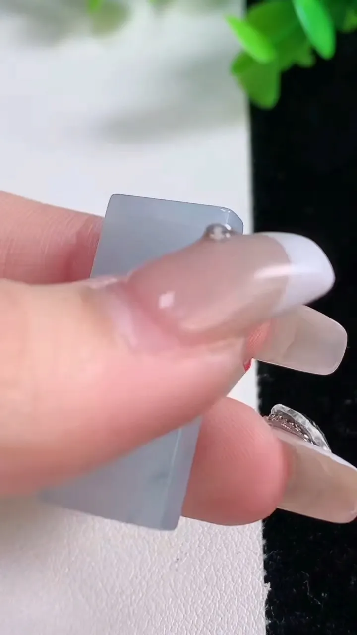 天然A货翡翠冰种飘花仿古无事牌吊坠，尺寸32.4-13.4-5.4，重量:9.05g
1月4日