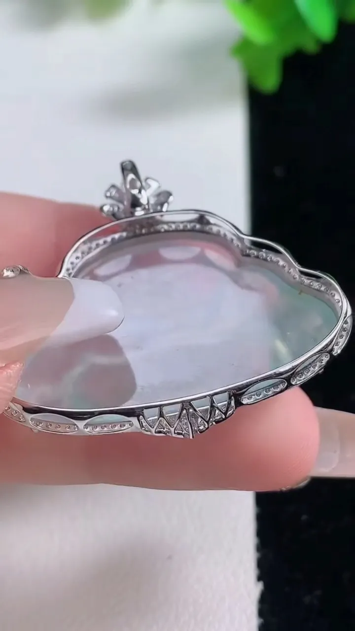 天然A货翡翠佛公吊坠，尺寸32.6-37-8.6裸石21.3-34.8重量:7.61g
1月4日