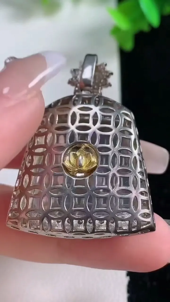 天然A货翡翠凤凰吊坠，尺寸42-28-10.2，裸石23.5-25.2重量:12.16g
1月4日