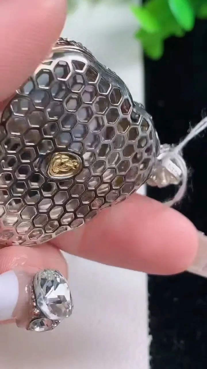 天然A货翡翠佛公吊坠，尺寸44-37-12.7，裸石27.5-34.8重量:13.61g
1月4日