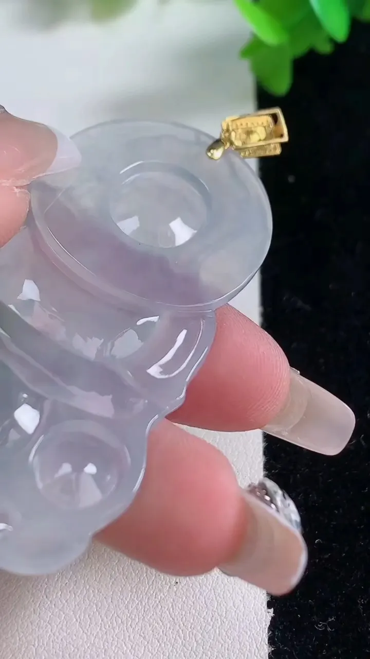 天然A货翡翠种飘花观音菩萨吊坠，尺寸63-37.3-5.2，重量:24.64g
1月4日