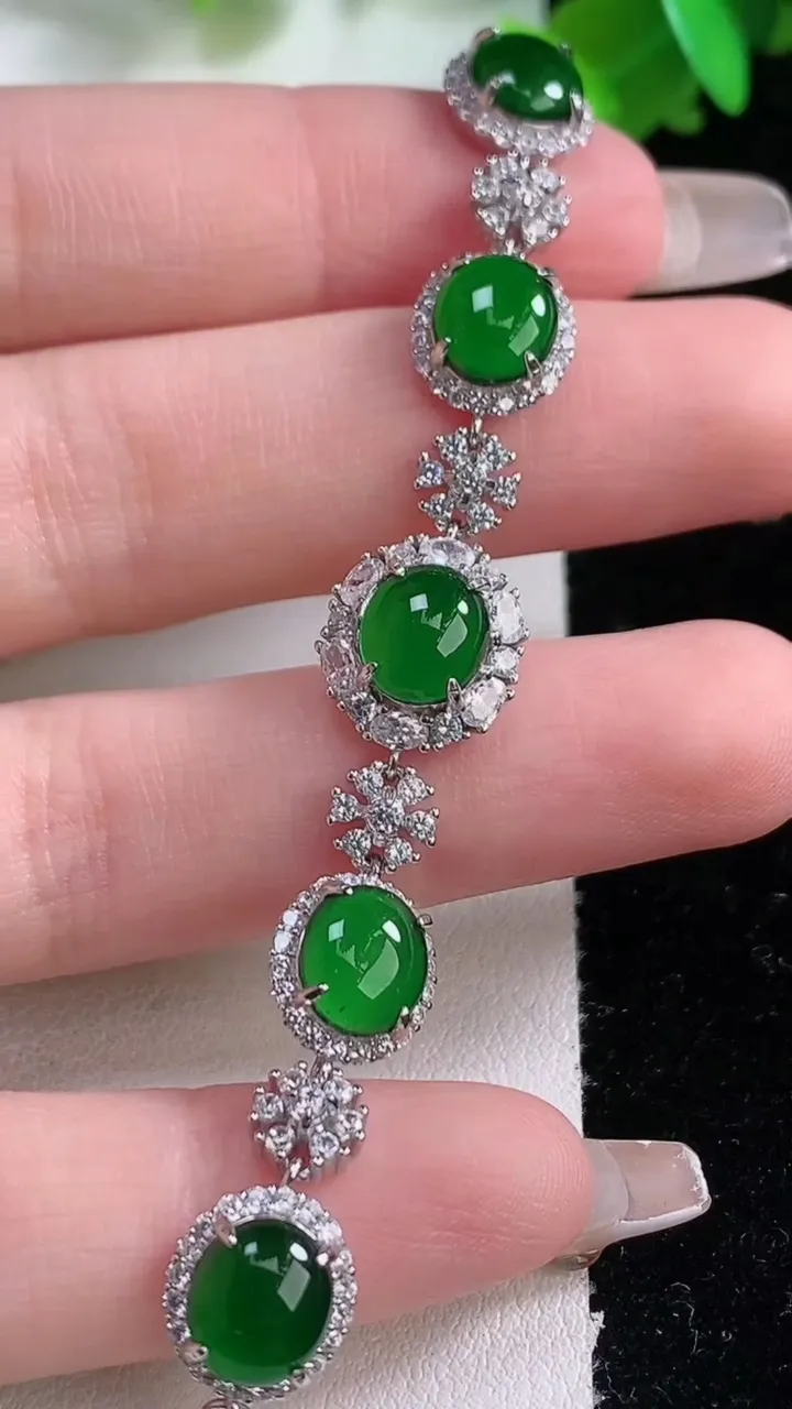 天然A货翡翠蛋面手链，尺寸7.8-5.4，重量:6.71g
1月4日