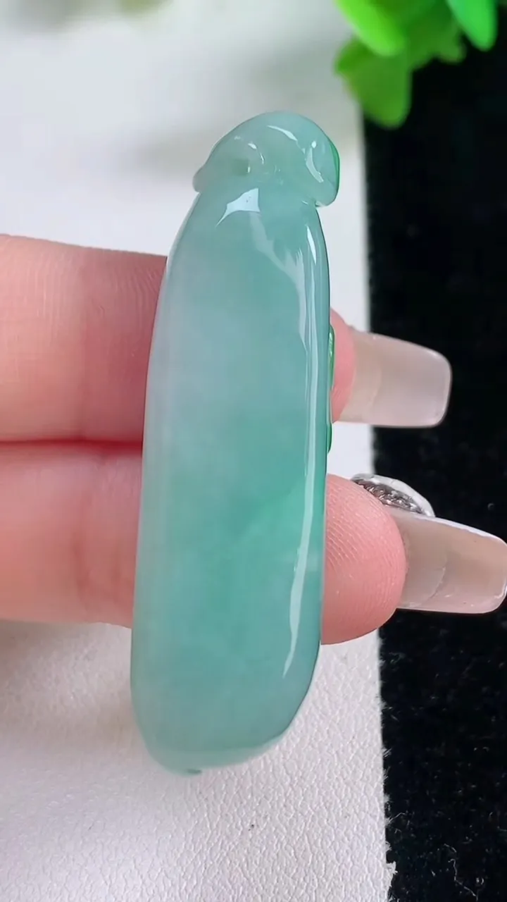 天然A货翡翠福瓜吊坠，尺寸47.2-14-10.8，重量:16.24g
1月4日