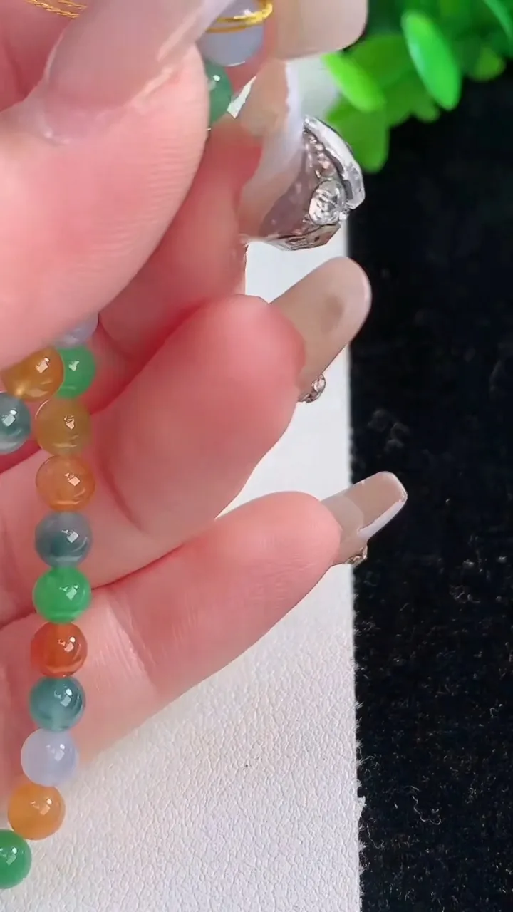 天然A货翡翠种四彩圆珠手串，尺寸4.8-37颗，重量:8.74g1月4日
工厂直销收藏佳品,种好水足，色泽均匀，有种有色，上手高大气！