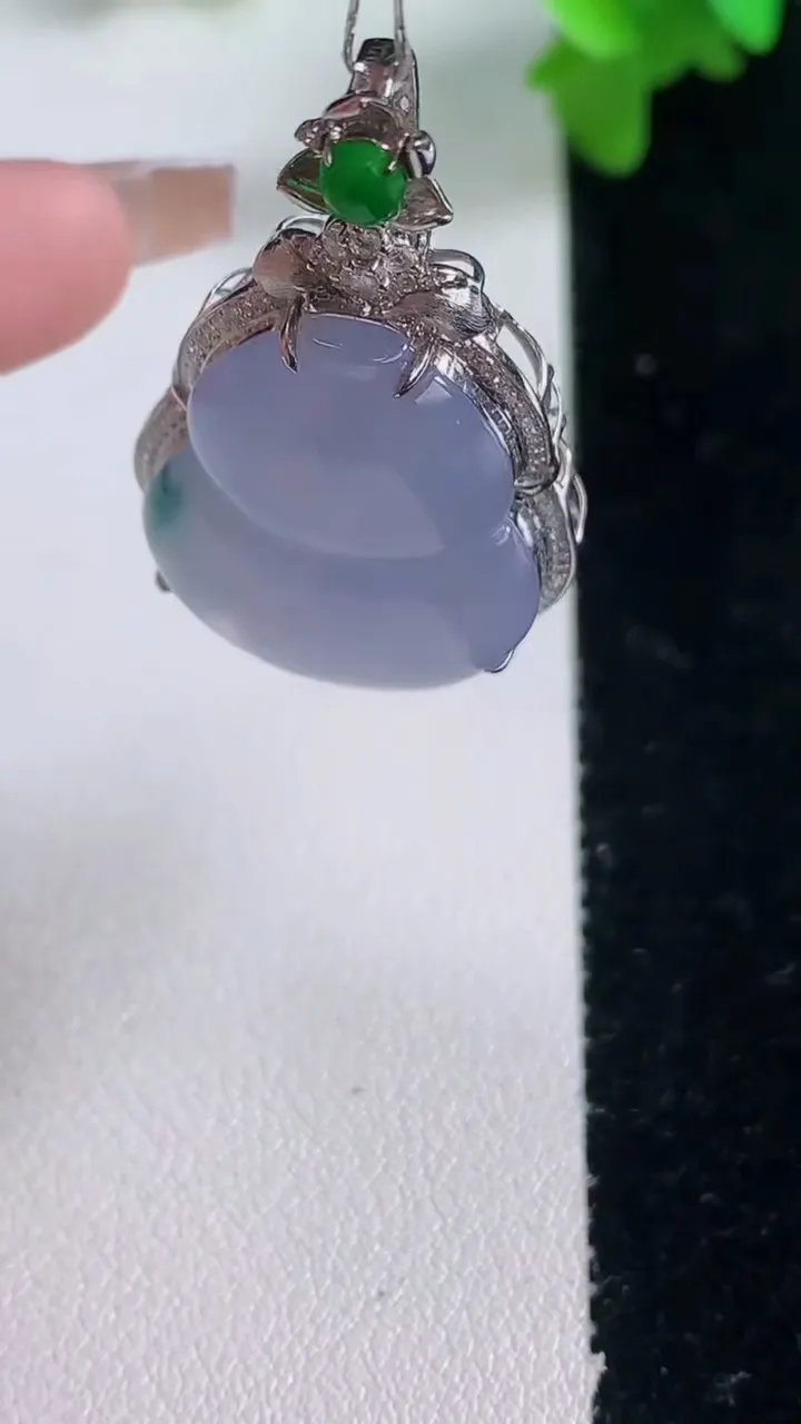 天然A货翡翠18K金紫罗兰葫芦吊坠，尺寸39.6-22-9.5，裸石25-19.4重量:7.69g
1月4日