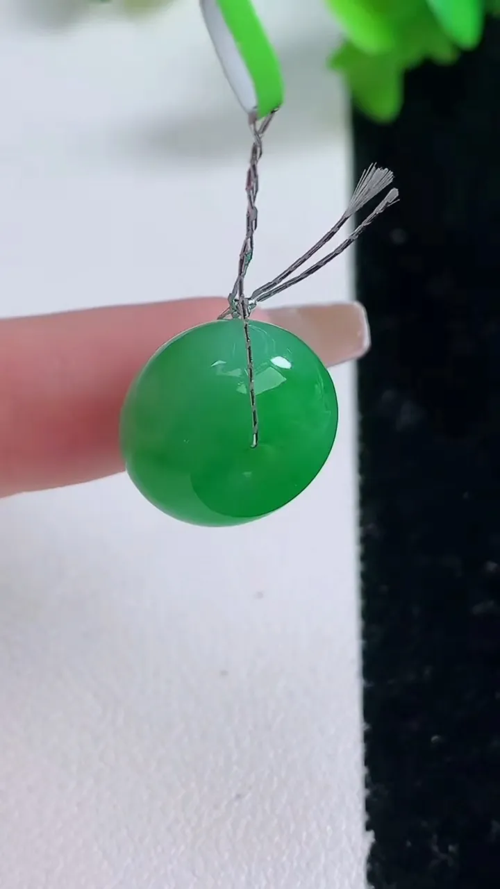 天然A货翡翠路路通吊坠，尺寸15.5-9.6，重量:5.58g
1月4日