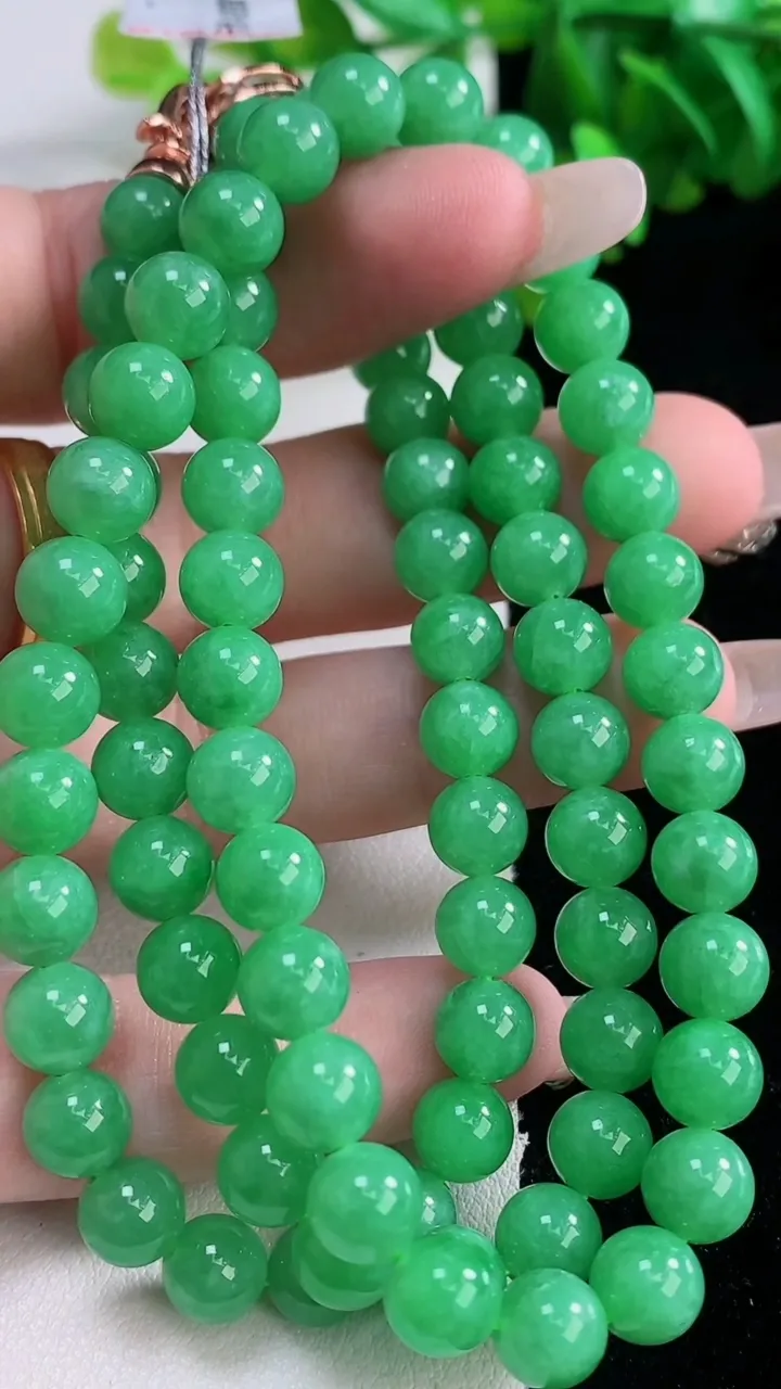天然A货翡翠圆珠项链，尺寸7-82颗，重量:54.61g1月4日
工厂直销收藏佳品,种好水足，色泽均匀，有种有色，上手高大气！